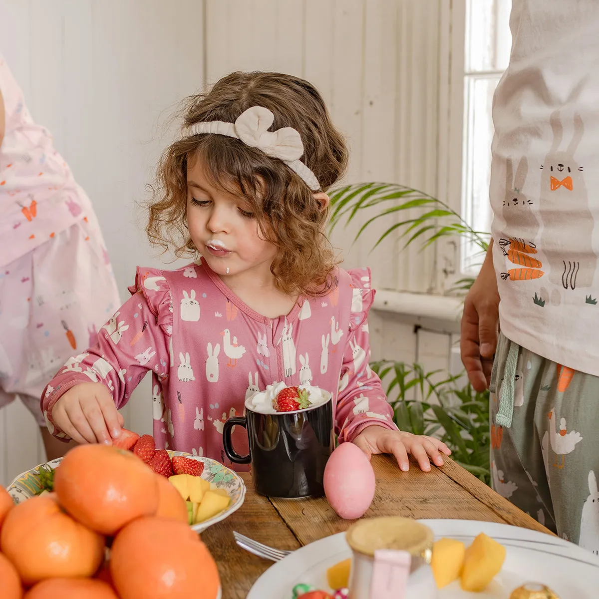 Pyjama une-pièce rose à motifs de Pâques, bébé || Pink one piece pajamas with Easter all over print, baby