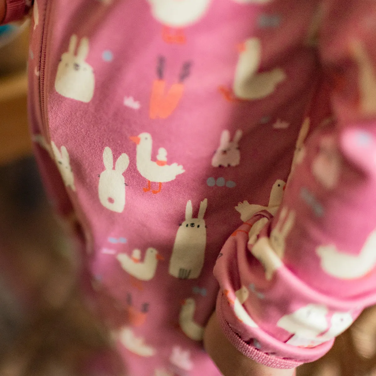 Pyjama une-pièce rose à motifs de Pâques, bébé || Pink one piece pajamas with Easter all over print, baby