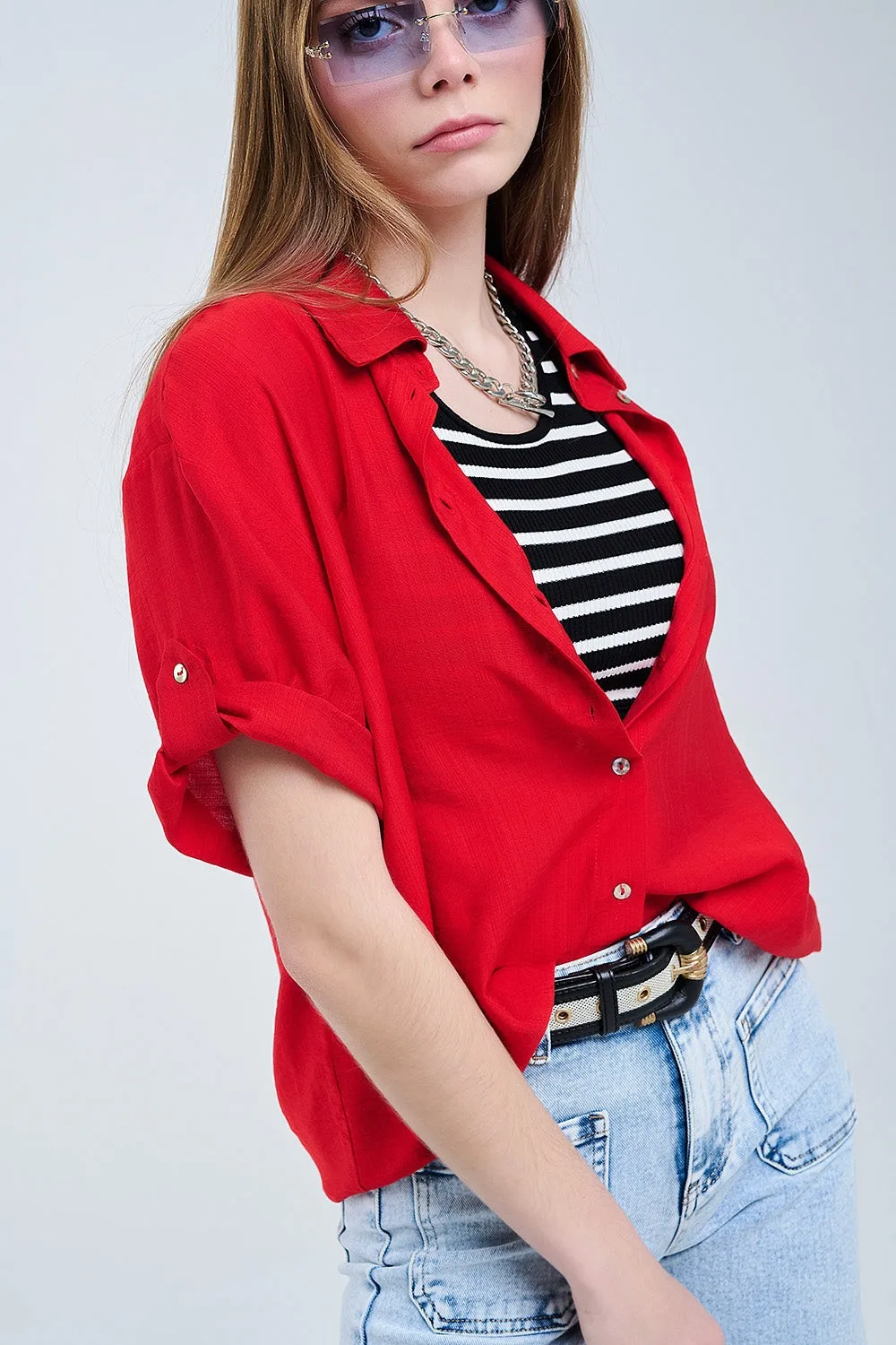 Red shirt with short sleeves and pleat on the sleeve