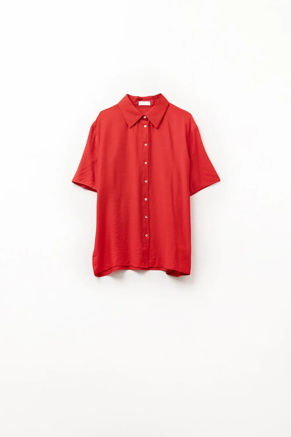Red shirt with short sleeves and pleat on the sleeve